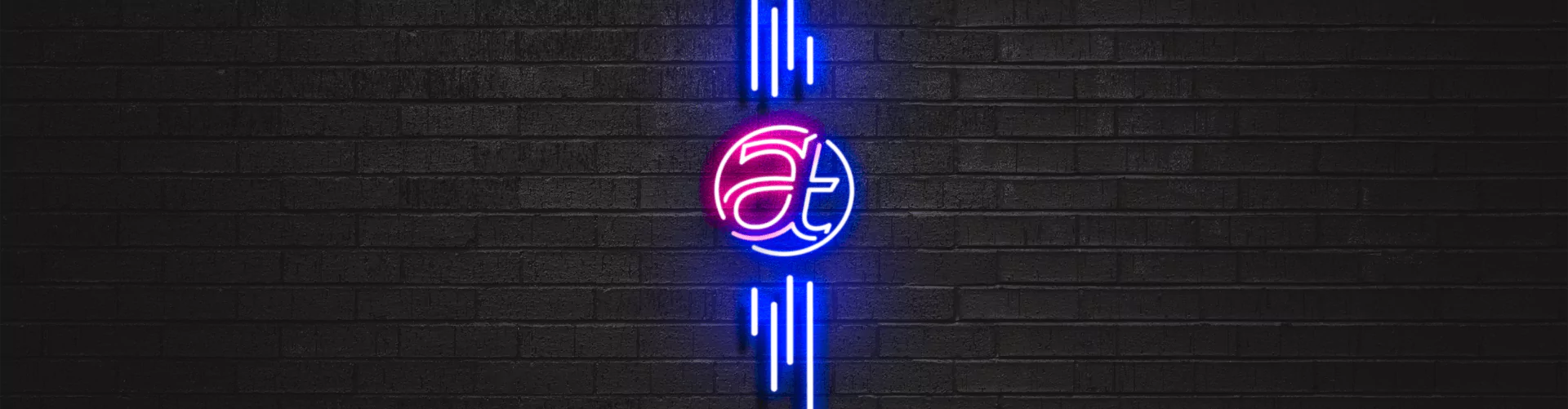 Logo neon da Automaticket em parede de tijolos